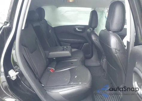 2021 Jeep Compass Latitude 4X4 z USA, uszkodzony, nr VIN 3C4NJDBBXMT575577